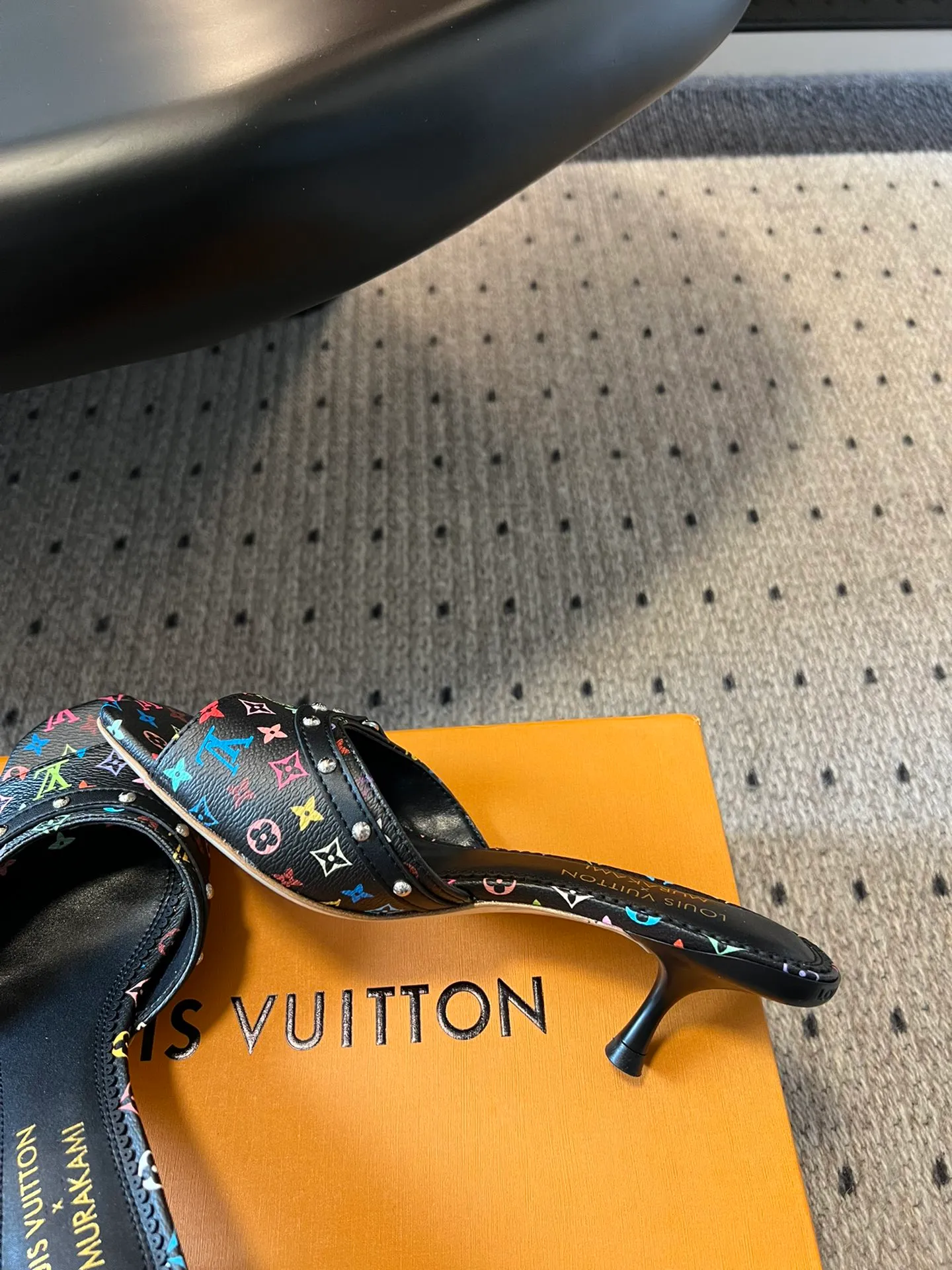👟👟Ex-factory price 480👟👟 * 25ss spring and summer new style black and white three-color cat-heeled flat sandals. It is difficult not to doubt whether it borrowed from the Tang Dynasty's Tang Sancai as a basis and innovated it into the classic LV logo. It used color and the large area of ​​the upper as a contrast to create a white or black three-color element style on the upper, creating another classic style! Super greasy on feet! Indescribable fashion! It’s easy to match every day, and it’s very relevant to the changes and development of the times! Kitten heels are super easy to wear and give your feet a full summer vibe! Material: Original customized fabric Lining: Cow lining Outsole: Genuine leather outsole imported from Italy Shoe size: 35-41 (40.41 customized non-returnable